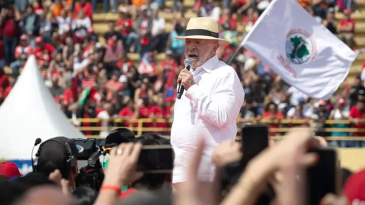 El mandatario brasileño encabezó su primer acto de cara a las elecciones del 4 de octubre y reclamó fortalecer la defensa del país. El mandatario brasileño encabezó su primer acto de cara a las elecciones del 4 de octubre y reclamó fortalecer la defensa del país.