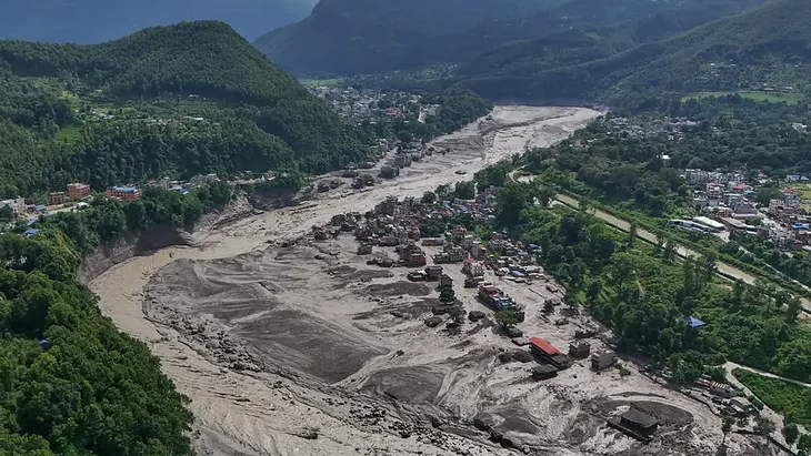 Las autoridades informaron que al menos 788 personas fallecieron por las riadas, los deslizamientos de tierra y las inundaciones. Las autoridades informaron que al menos 788 personas fallecieron por las riadas, los deslizamientos de tierra y las inundaciones.