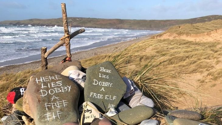 El memorial de Dobby recibe visitantes de distintos países que dejan mensajes y piedras como homenaje al personaje. El memorial de Dobby recibe visitantes de distintos países que dejan mensajes y piedras como homenaje al personaje.
