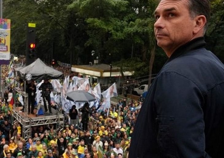 Flávio Bolsonaro fue elegido como candidato luego de que la Justicia condenara a su padre, Jair Bolsonaro.