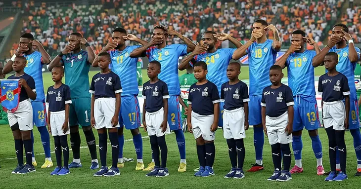 La selección del Congo en un gesto que busca visibilizar la represión en su país.