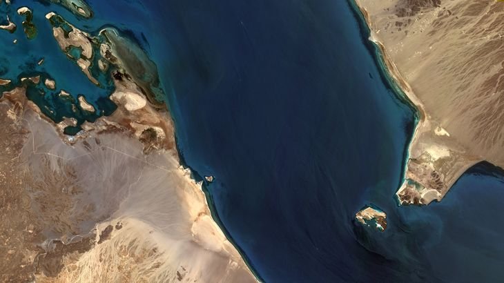 El estrecho de Bab el-Mandeb, estrecho marino que enlaza el mar Rojo, al norte, con el golfo de Adén, al sur, en el océano Índico. El estrecho de Bab el-Mandeb, estrecho marino que enlaza el mar Rojo, al norte, con el golfo de Adén, al sur, en el océano Índico.