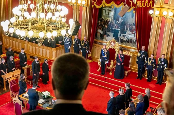 El Parlamento noruego guardó un minuto de silencio en memoria de Harald V durante la ceremonia.