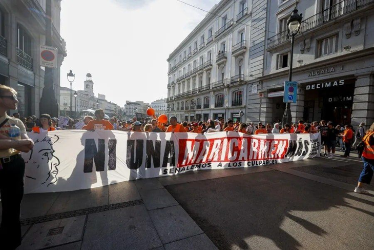 NI UNA MARICARMEN MÁS. Los organizadores cifraron la asistencia en 300.000 personas, mientras que la Delegación del Gobierno la situó en 25.000. NI UNA MARICARMEN MÁS. Los organizadores cifraron la asistencia en 300.000 personas, mientras que la Delegación del Gobierno la situó en 25.000.