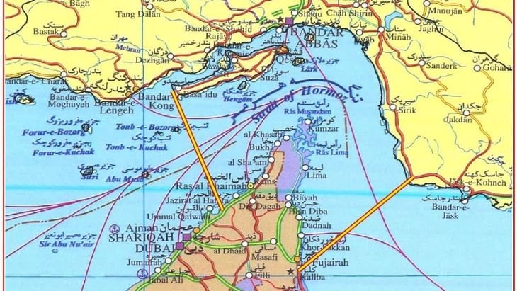 En Medio Oriente, el tráfico marítimo intermitente a través del estrecho de Ormuz y la pérdida de capacidad de refinado limitó tanto la producción como la distribución.