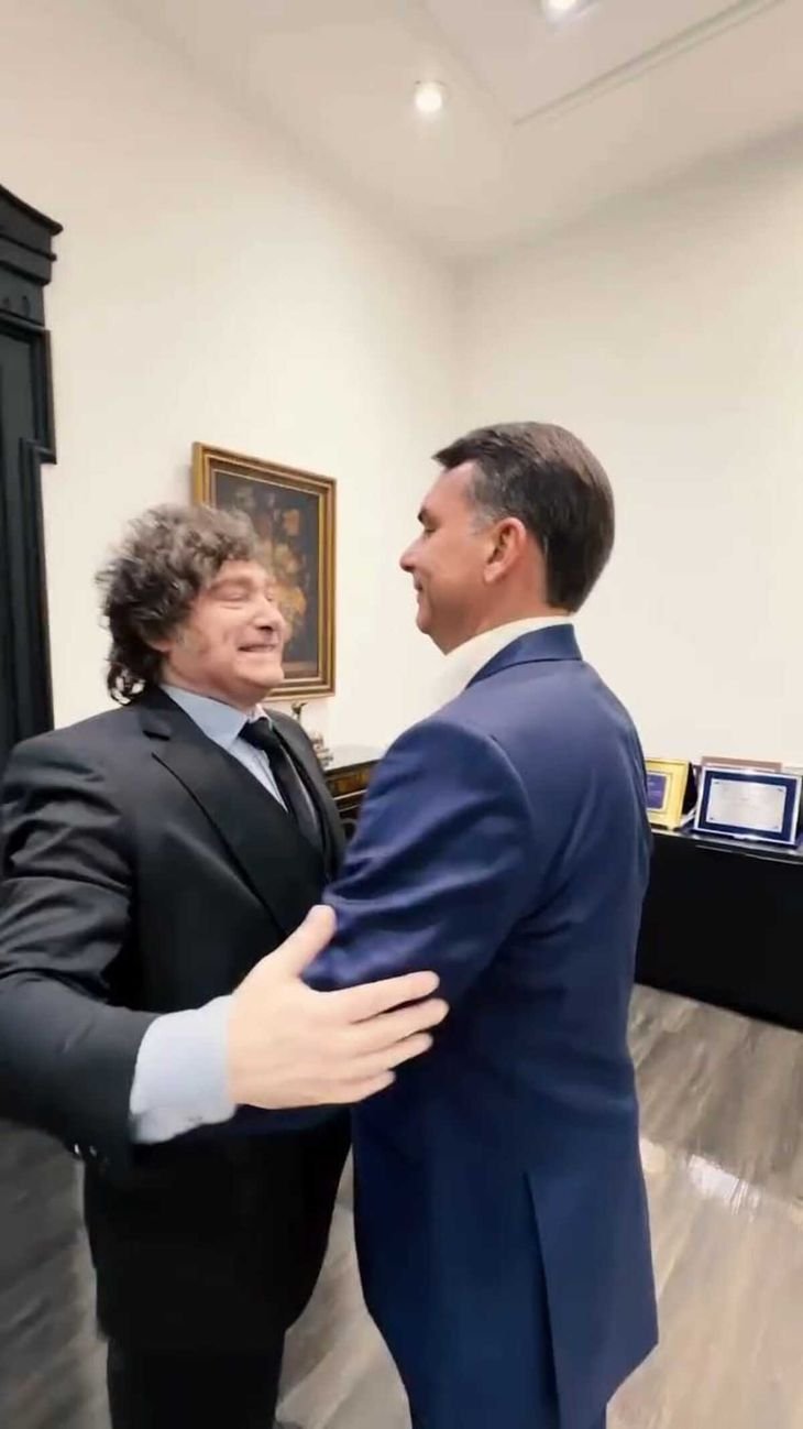 El PT vinculó las propuestas de Flávio Bolsonaro con distintas medidas económicas implementadas durante la gestión de Milei. El PT vinculó las propuestas de Flávio Bolsonaro con distintas medidas económicas implementadas durante la gestión de Milei.