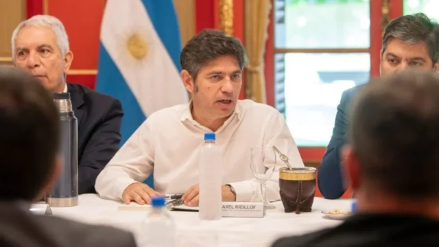 Axel Kicillof reunió a intendentes y se mostró dispuesto a competir en las PASO contra Cristina Kirchner y Sergio Massa