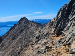 Rescate extremo en el cerro López: bajaron suspendidos de un helicóptero para llegar hasta un hombre que cayó varios metros