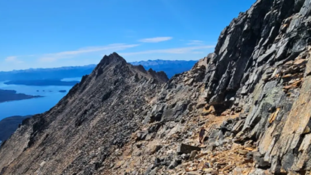 Rescate extremo en el cerro López: bajaron suspendidos de un helicóptero para llegar hasta un hombre que cayó varios metros