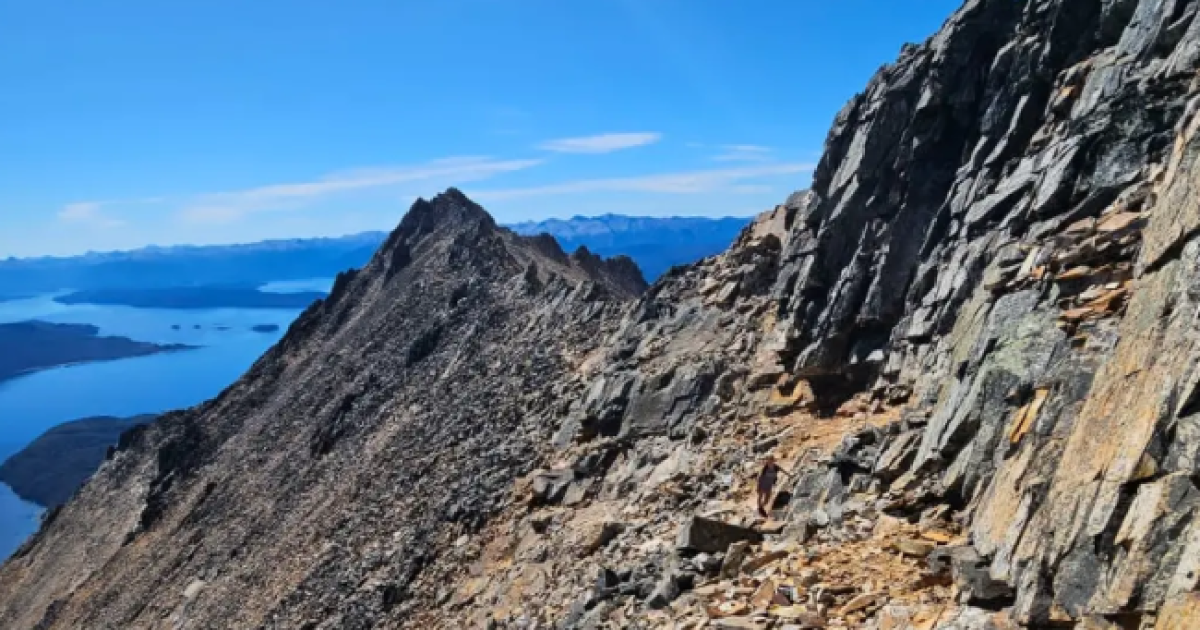Rescate extremo en el cerro López: bajaron suspendidos de un helicóptero para llegar hasta un hombre que cayó varios metros