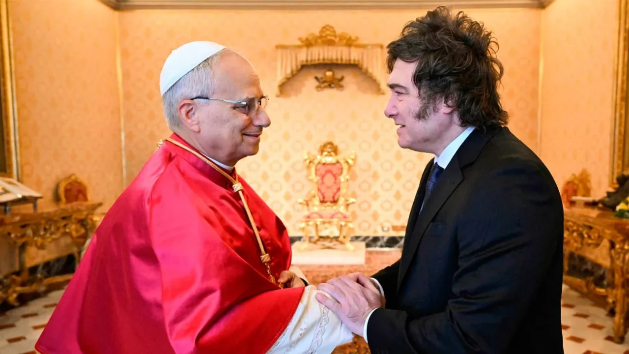 El secretario de Culto confirmó que «Milei recibirá al papa León XIV al pie del avión»