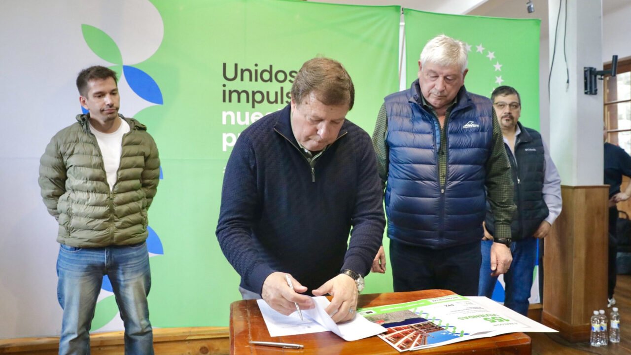 Weretilneck confirmó más obras de agua y cloacas para más de 1500 familias de Bariloche