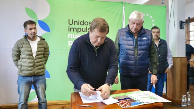Weretilneck confirmó más obras de agua y cloacas para más de 1500 familias de Bariloche