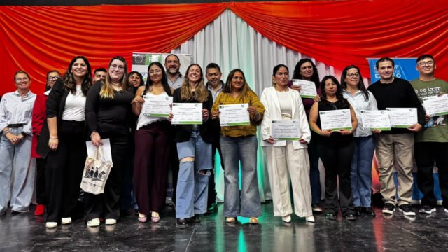 Río Negro entregó certificados del programa Capacitarte en Fernández Oro