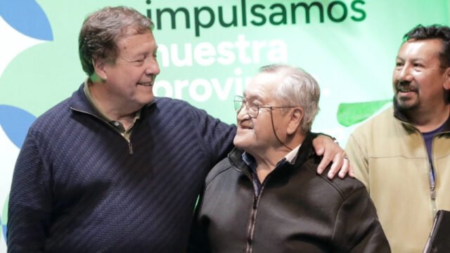Weretilneck anunció que Río Negro terminará las 240 viviendas del Procrear en El Bolsón