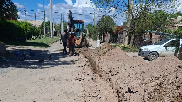 Cinco Saltos: Aguas Rionegrinas renueva la red de agua de calle Pacheco