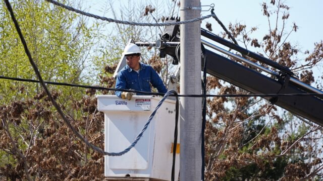 Viedma: 250 familias del barrio Esperanza ya regularizaron su servicio eléctrico