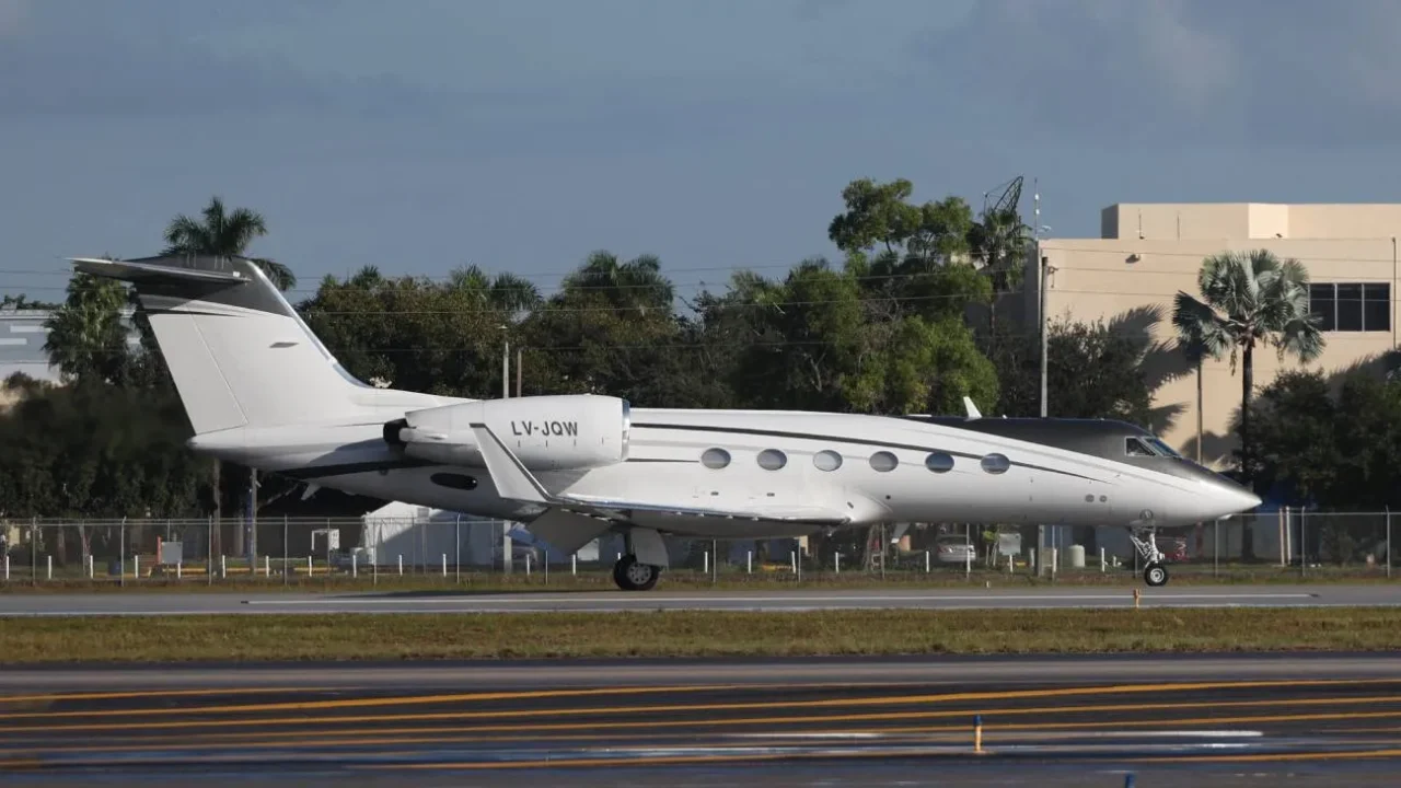 Así es el lujoso avión privado que llevó a Flávio Bolsonaro a Estados Unidos con camas y catering gourmet.