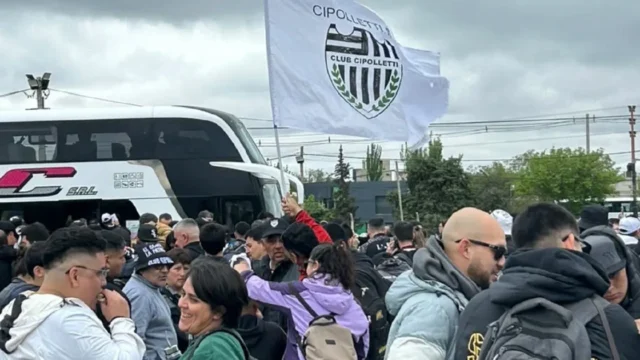 En fotos | Cipolletti ya viaja a Córdoba: la ilusión albinegra rumbo a la final