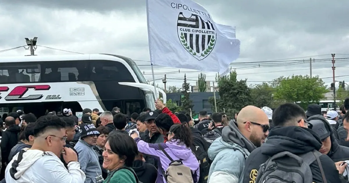 En fotos | Cipolletti ya viaja a Córdoba: la ilusión albinegra rumbo a la final