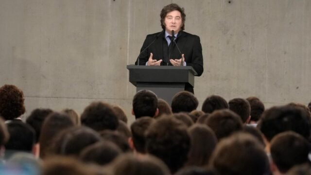 Milei dio una clase cerrada en la Di Tella y volvió a cargar contra la prensa: “Esas basuras con micrófonos ensobrados”