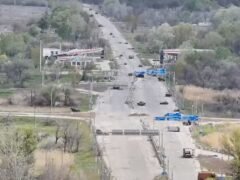 Ucranianos desesperados arriesgan su vida al escapar de una ciudad controlada por Rusia mientras caminan por rutas minadas