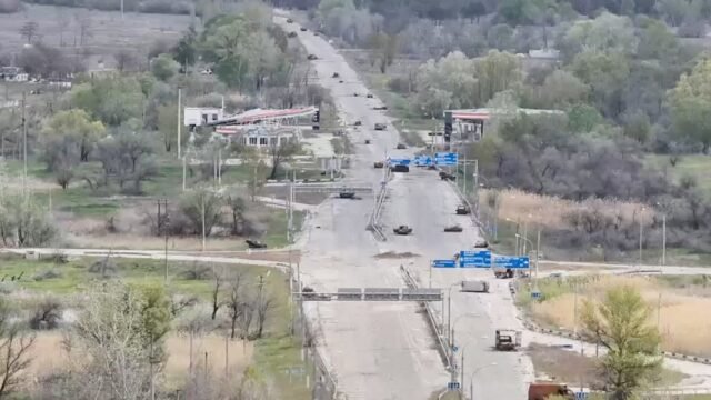 Ucranianos desesperados arriesgan su vida al escapar de una ciudad controlada por Rusia mientras caminan por rutas minadas
