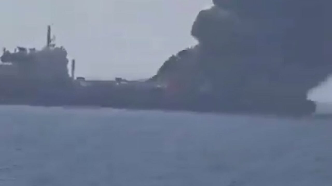 Revelaron nuevas imágenes del petrolero atacado mientras cruzaba por el estrecho de Ormuz
