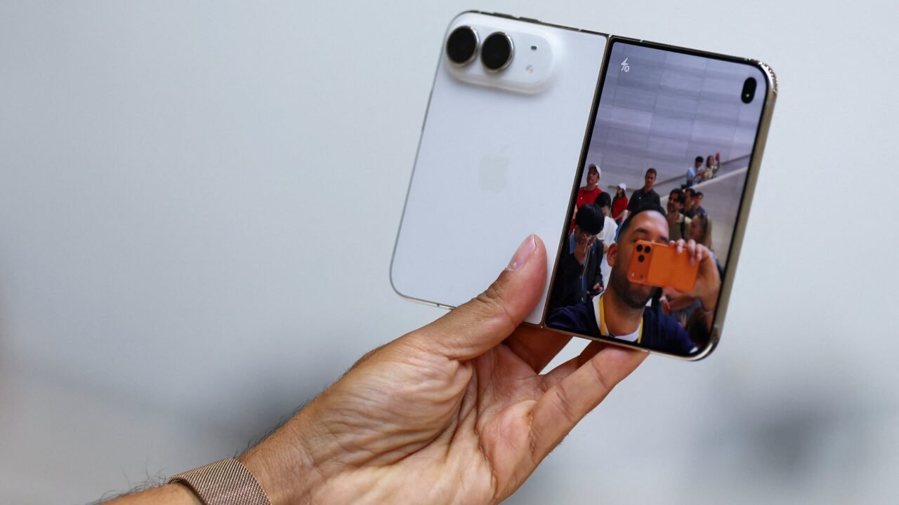 iPhone Duo: cuándo empieza la preventa y la venta del nuevo celular plegable de Apple
