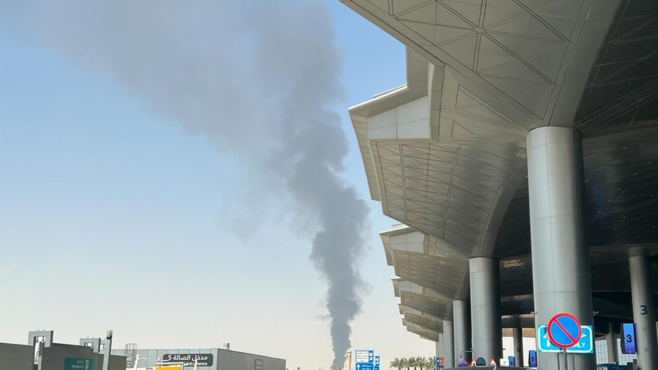 Arabia Saudita extendió hasta el sábado el cierre del aeropuerto de Riad tras los ataques hutíes que dejaron 13 muertos y 300 heridos