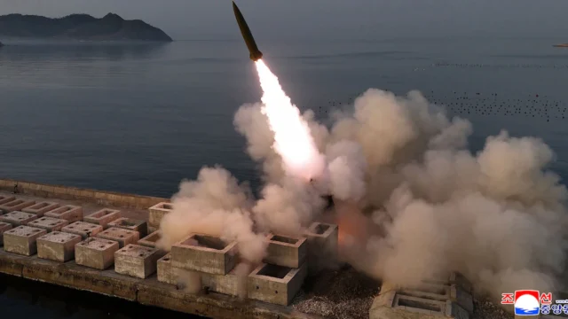 El régimen de Corea del Norte lanzó “alrededor de una docena” de misiles balísticos hacia el Mar de Japón