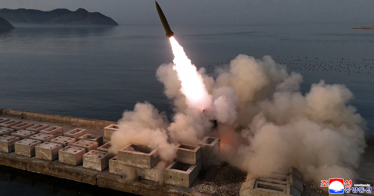 El régimen de Corea del Norte lanzó “alrededor de una docena” de misiles balísticos hacia el Mar de Japón