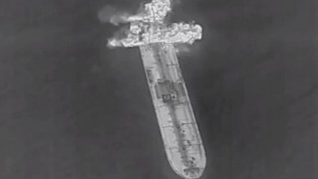 Un petrolero con 15 tripulantes indios fue atacado mientras navegaba por el estrecho de Ormuz