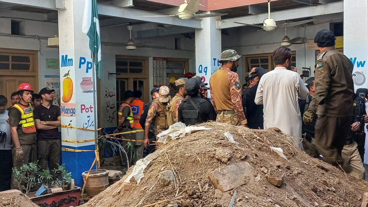 Al menos 27 estudiantes y un profesor murieron tras el colapso del techo de una escuela en Pakistán