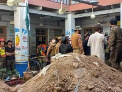 Al menos 27 estudiantes y un profesor murieron tras el colapso del techo de una escuela en Pakistán