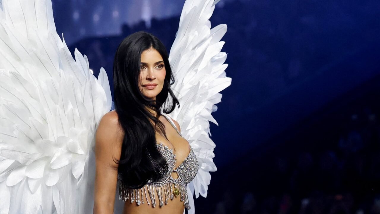 El Fantasy Bra de diamantes de Kylie Jenner habría desatado tensiones entre las modelos de Victoria’s Secret: “No parecen felices en absoluto”