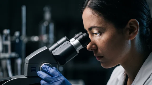 Reino Unido creará un laboratorio de bioseguridad con IA financiado con OpenAI y Anthropic
