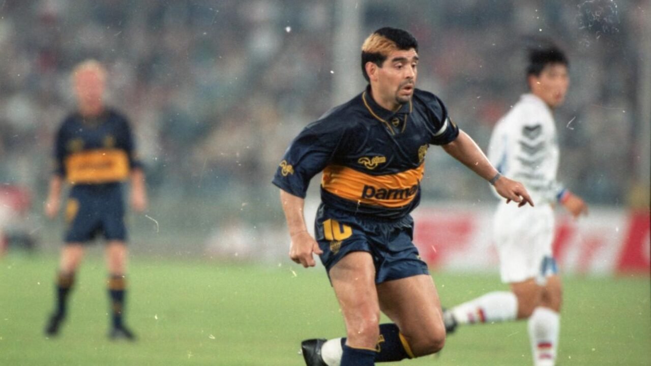 El secreto del mechón rubio de Maradona en Boca: a quiénes les dedicó su look más recordado