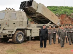 El dictador Kim Jong-un exigió a empresas norcoreanas acelerar la “revolución militar” y construir el ejército más fuerte