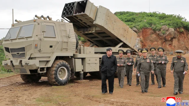 El dictador Kim Jong-un exigió a empresas norcoreanas acelerar la “revolución militar” y construir el ejército más fuerte