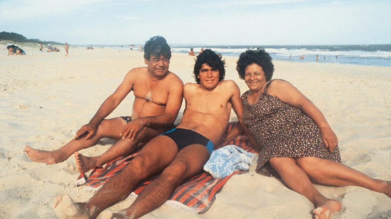 El gol de Maradona que hizo llorar a Doña Tota en Fiorito: la historia que El Gráfico contó en 1979