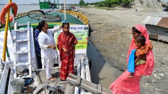 Más de 2.000 islas sin hospitales: así funciona la red de clínicas flotantes de India