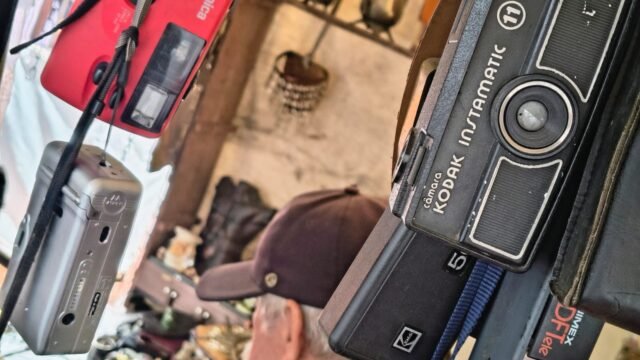 Cementerios tecnológicos o museos vivos: así sobreviven los dispositivos del pasado en las calles de Bogotá