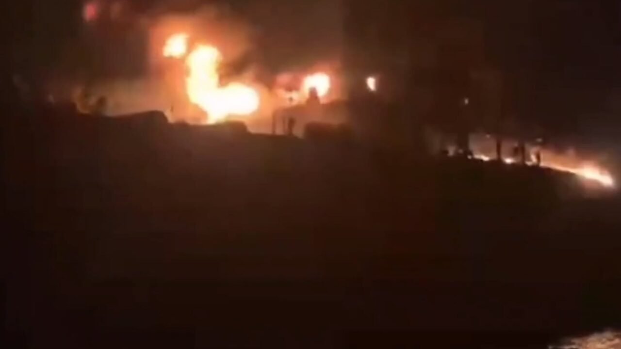 El régimen de Irán reportó que un superpetrolero se incendió tras chocar con una mina marítima en Ormuz