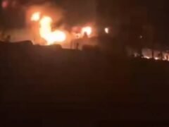El régimen de Irán reportó que un superpetrolero se incendió tras chocar con una mina marítima en Ormuz