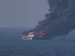 La Guardia Revolucionaria iraní reportó explosiones e incendios en tres petroleros por minas en el estrecho de Ormuz
