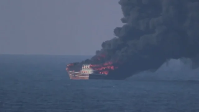 La Guardia Revolucionaria iraní reportó explosiones e incendios en tres petroleros por minas en el estrecho de Ormuz