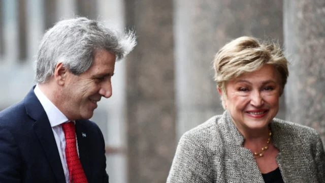El Gobierno debe afrontar un pago de USD 800 millones al FMI y analiza dos caminos: usar dólares propios o comprarlos al BCRA