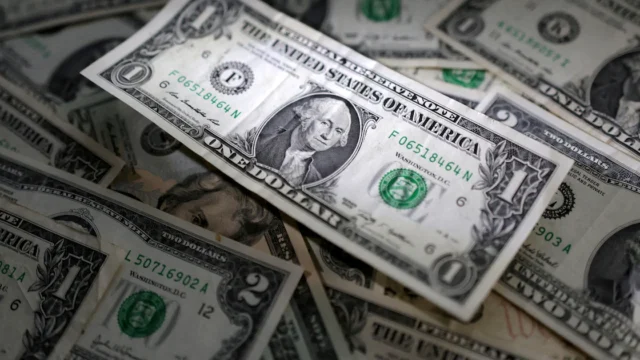 El dólar avanzó a precios récord en todas las franjas del mercado de cambios por la suba del real brasileño