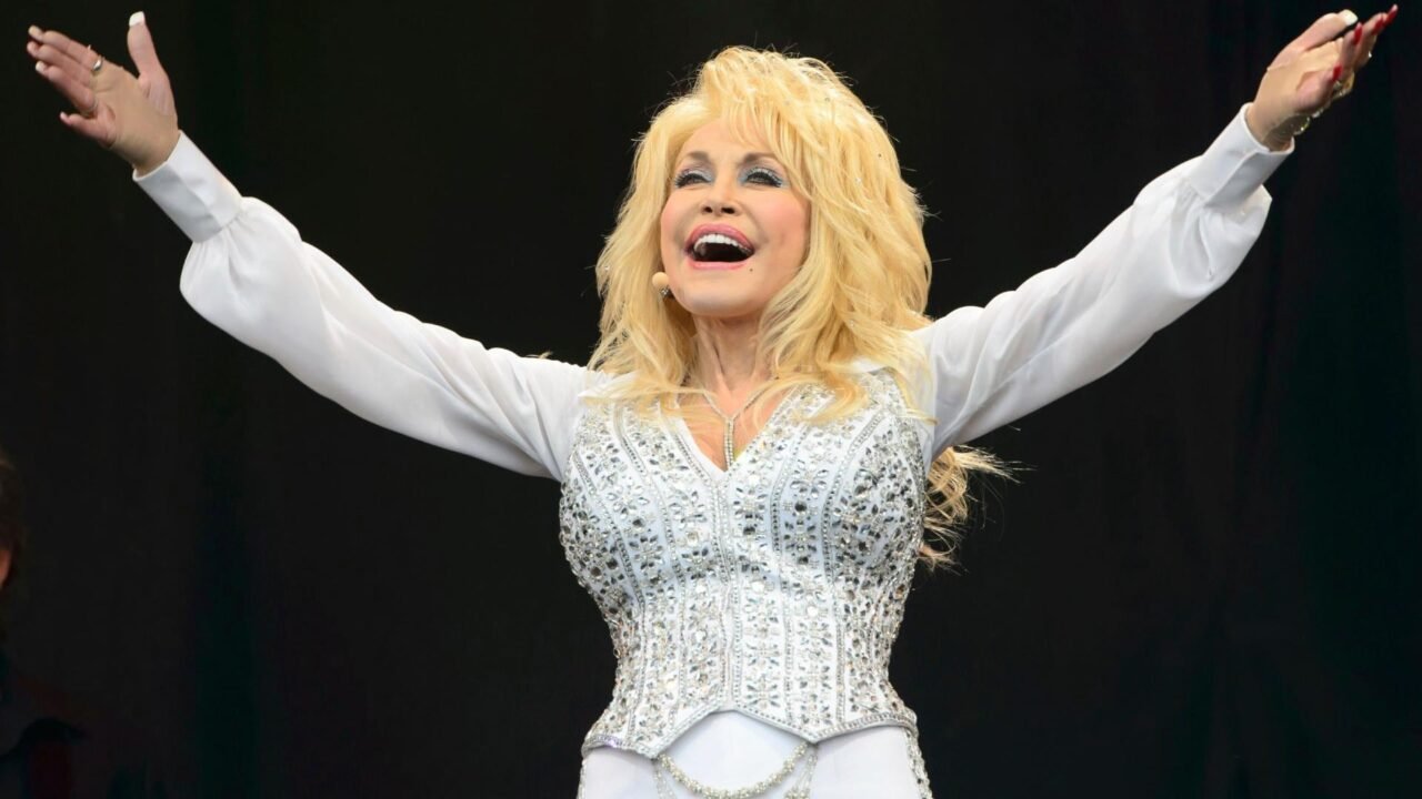 La disputa por el legado de Dolly Parton suma tensión mientras la herencia permanece bajo fideicomisos privados